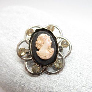 Vintage petite Cameo Brooch